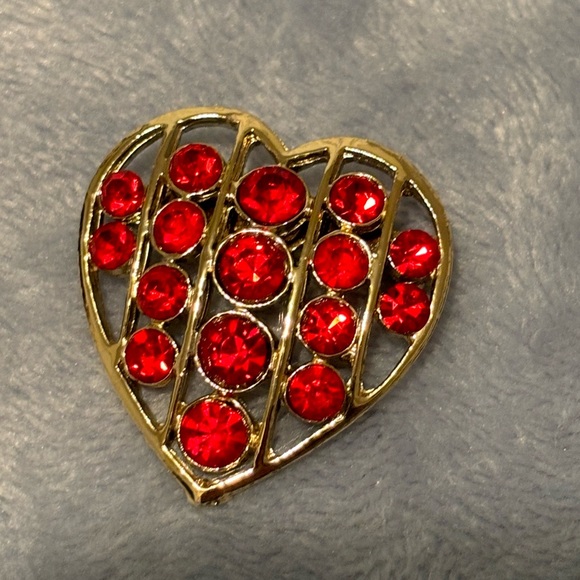 Beautiful heart shaped Brooch with Red crystals. Great for Valentines Day - Picture 11 of 15